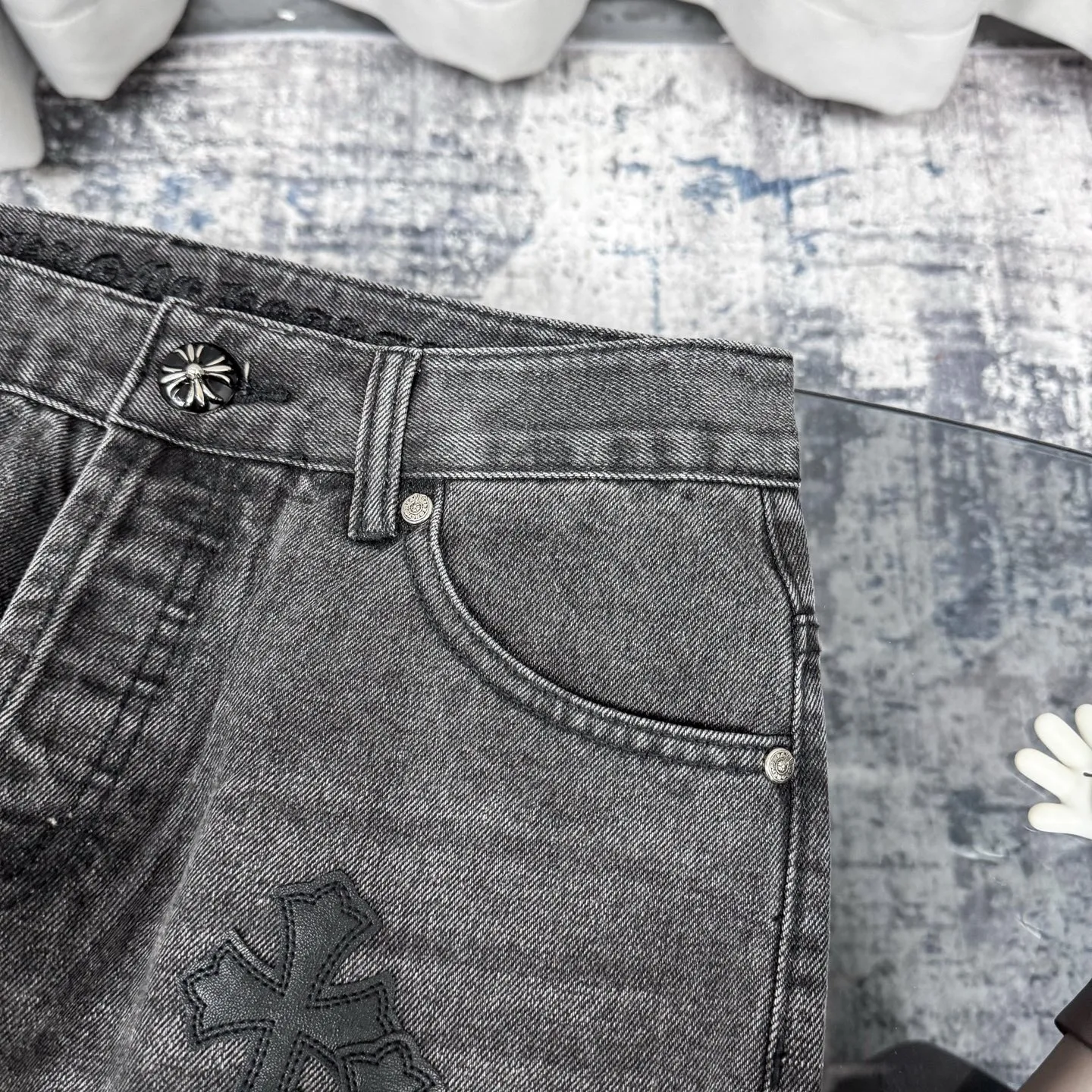 P280 Chrome Hearts city-limited flame black and white leather jeans need to be washed after the finished product is disassembled and hand-made with sheepskin cross leather and then spliced ​​together. The whole piece has too many craftsmanship to explain. The cabinet price is 34W+, the patchwork is decorated with cross flowers, and the high-waisted washed jeans! ! Absolutely high-end luxury products, 8W+ level god-level single products, super popular products, made with top heavy industry, a magic weapon that cannot be missed. About Kroxin This is an extremely luxurious fashion brand, which can also be called the aristocrats of the high street. It has always been an exclusive brand for some hipsters or rich second generation. Compared with ordinary high streets, it is more luxurious and noble. Compared with luxury brands, it has a more fashionable personality and has always been a brand that I have a special liking for. Size: 28 30 32 34 (corresponds to S-XL) Size chart: 28 Waist 76 Pants length 104 Hips 98 30 Waist 80 Pants length 105 Hips 102 32 Waist 84 Pants length 106 Hips 106 34 Waist 88 Pants length 107 Hips 110